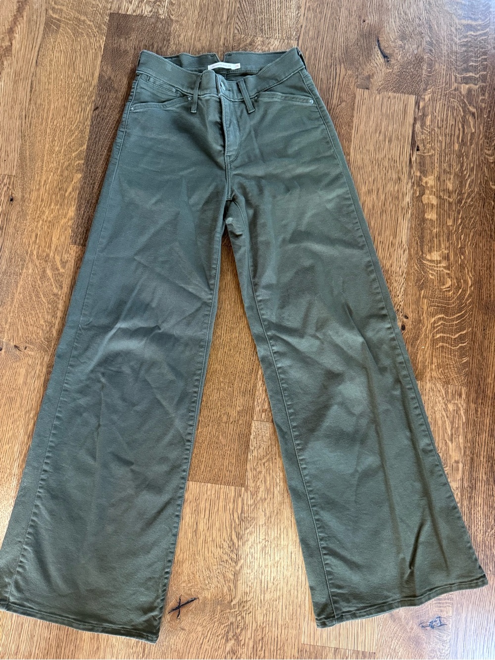 Levi’s 318 Shaping High-Rise Wide Leg Jeans in Olive, size 26